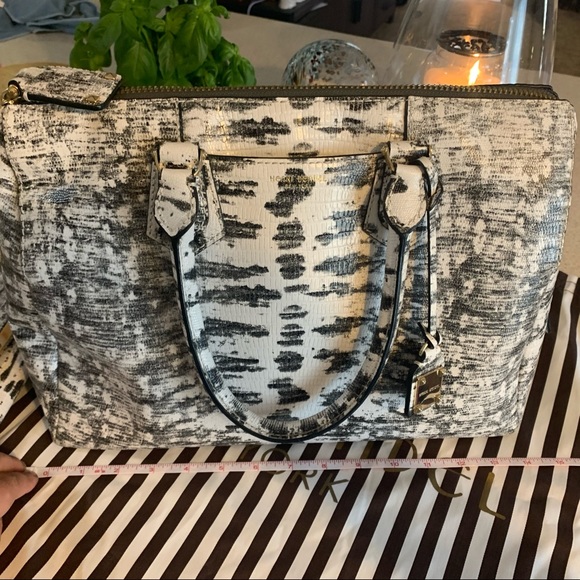 The CARLYLE LG satchel with matching wallet - Picture 8 of 12